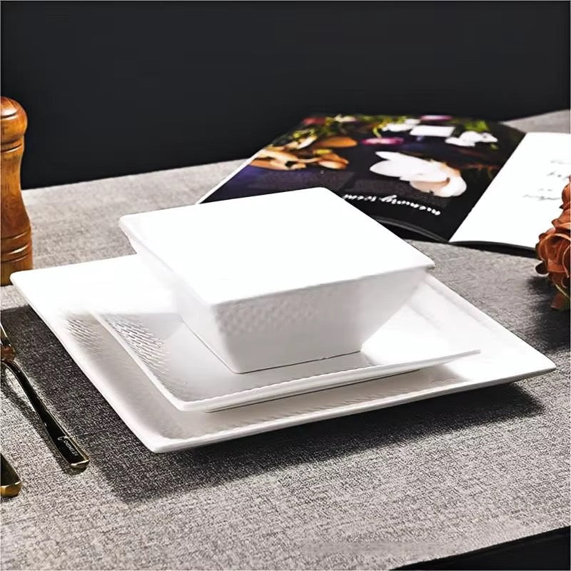 Service d’assiette carreaux et bol en céramique blanche